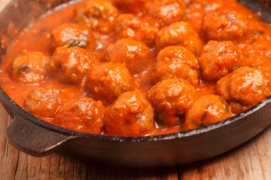 domates soslu köfte