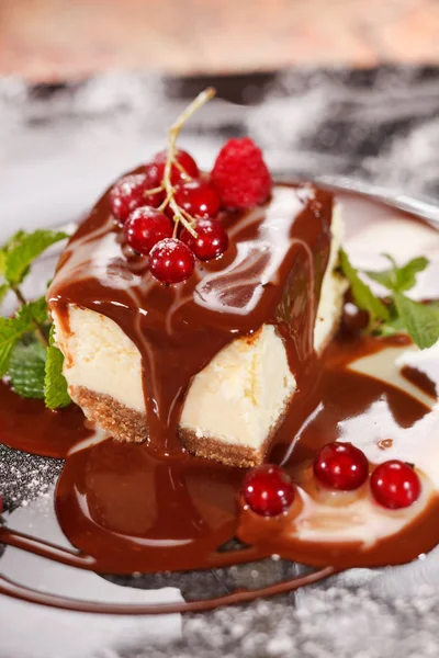 Schokolade Käsekuchen mit Beeren — Stockfoto