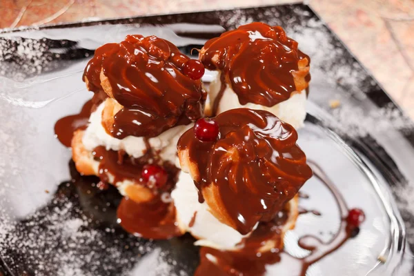 Profiteroly se zmrzlinou — Stock fotografie