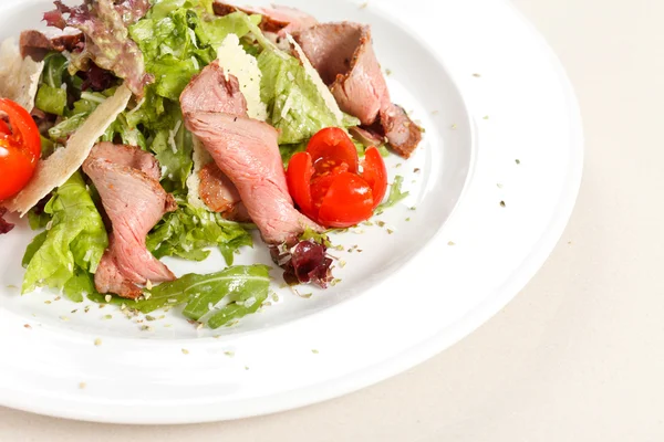 Salat mit Fleisch — Stockfoto