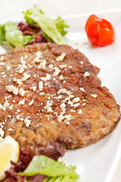 Carne de bife grelhada com salada — Fotografia de Stock