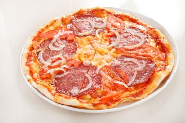 salamlı pizza