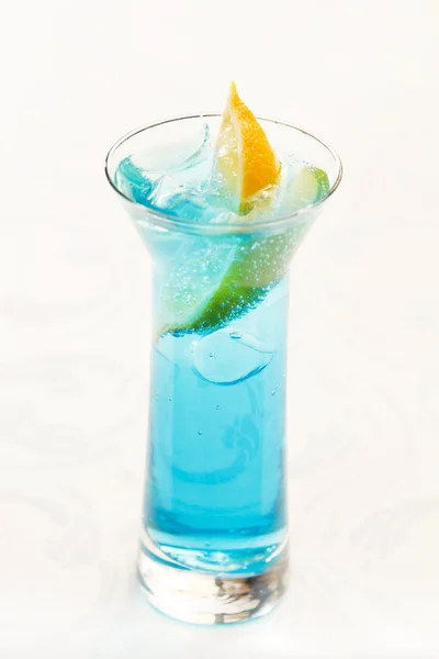 Cocktail blu con ghiaccio e limone — Foto Stock