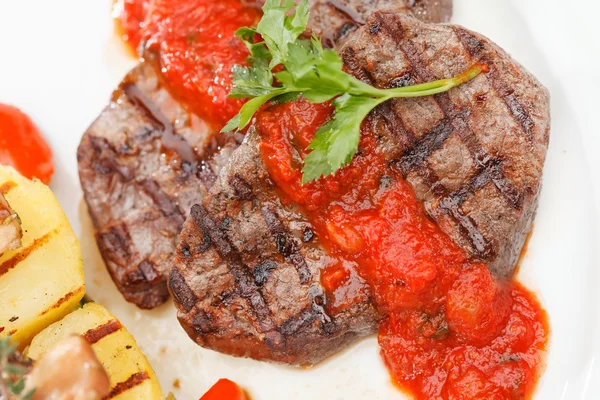Gegrilde steak, met gebakken groenten — Stockfoto