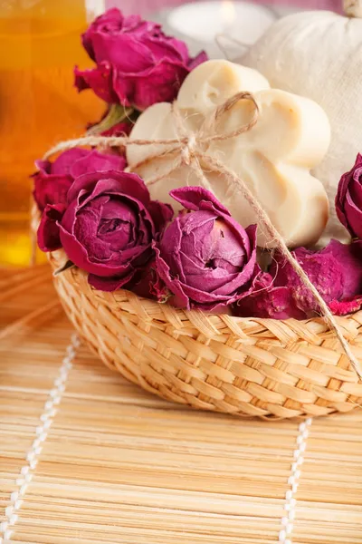 Мыло с розами — стоковое фото