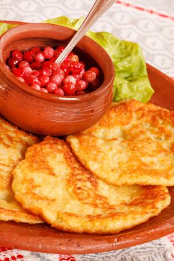 Kızılcık soslu patates pancakes