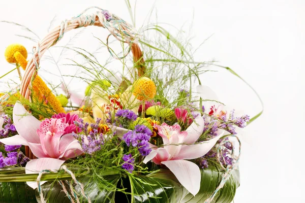 Flores bonitas em uma cesta — Fotografia de Stock