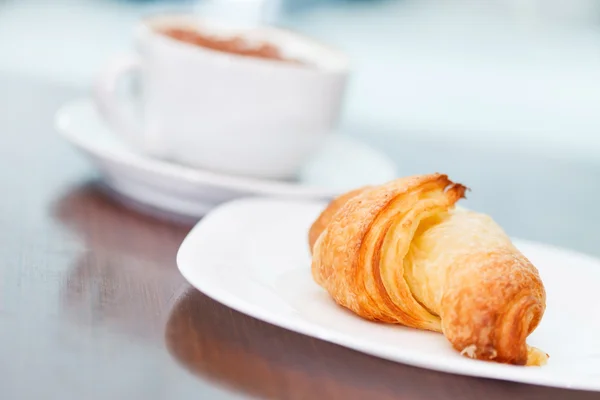 Kaffee am Morgen mit Croissant — Stockfoto