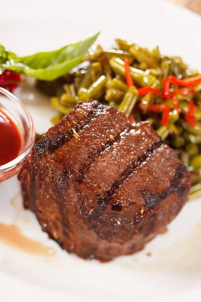 Grilled steak with vegetables — Stock Photo, Image