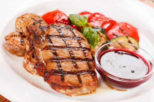 Grilled steak with vegetables — Stock Photo, Image