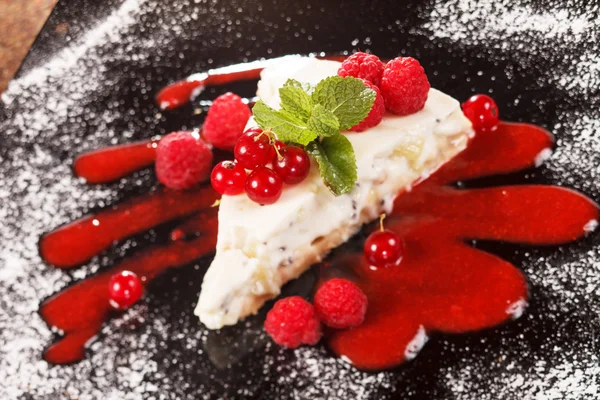 Cheesecake con ribes rosso e menta — Foto Stock
