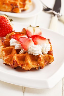 taze çilek ve krema ile Belçika waffle