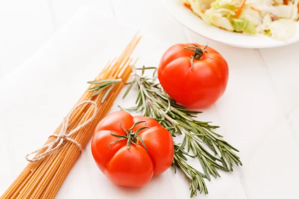 Pasta with tomatoes and herbs — Stock Photo, Image