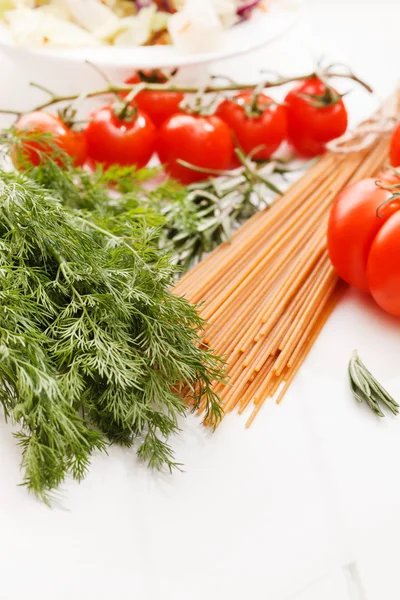 Pasta with tomatoes and herbs — Stock Photo, Image