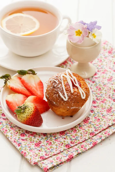 Cake with tea — Stock Photo, Image