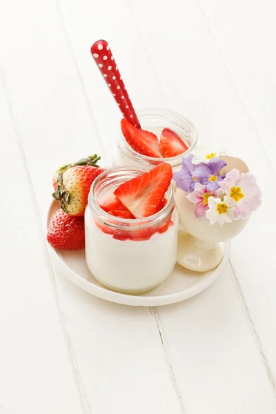 Йогурт с клубникой — стоковое фото