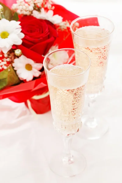 Champagne avec fleurs de mariage — Photo