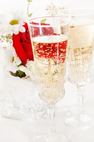 Champagner mit Hochzeitsblumen — Stockfoto