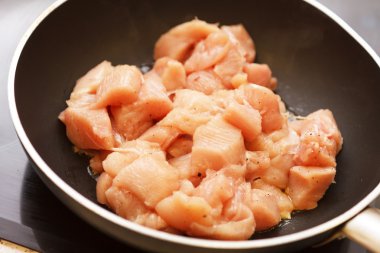 tava üzerinde tavuk fileto