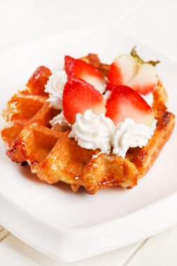 taze çilek ve krema ile Belçika waffle