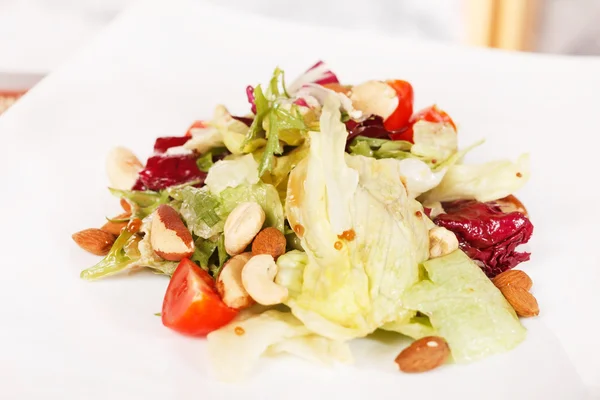 Salada com nozes — Fotografia de Stock