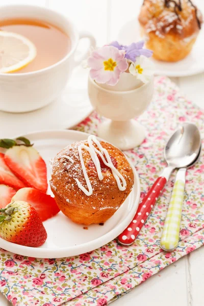 Cake with tea — Stock Photo, Image