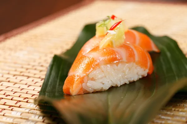 Sushi na folha — Fotografia de Stock