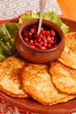Kızılcık soslu patates pancakes