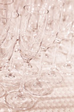 Restoran masada boş bardak