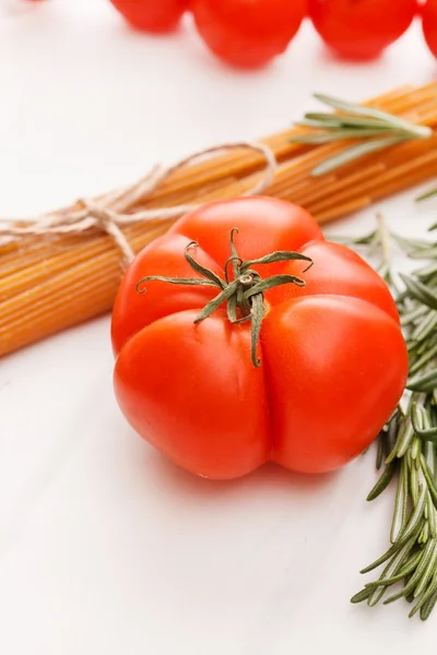 Pasta with tomatoes and herbs — Stock Photo, Image