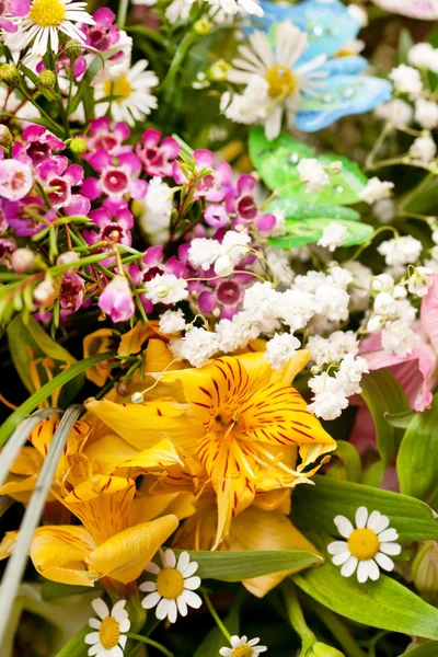 Ramo de flores de colores — Foto de Stock