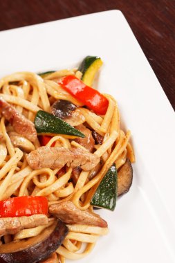 Şehriyeli et ve sebze ile