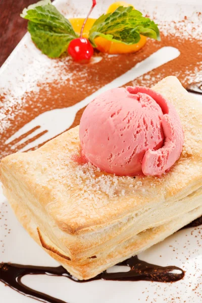 Puff pastry with ice cream — Stock Photo, Image