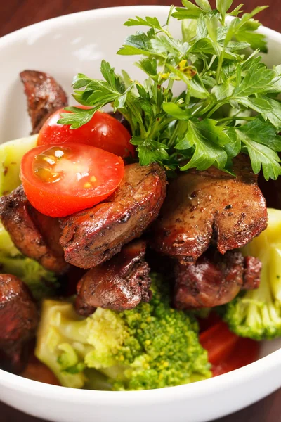 Hígado de pollo con verduras — Foto de Stock