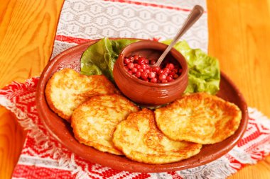 Kızılcık soslu patates pancakes