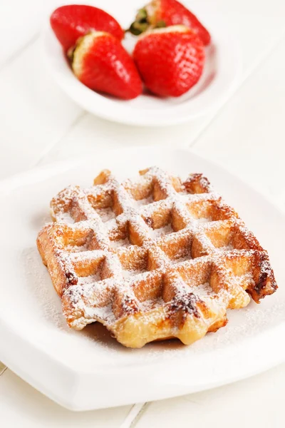 Belgian waffles with fresh strawberries — Stock Photo, Image
