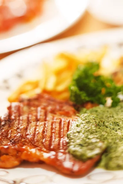 Gegrilltes Steak mit Pommes — Stockfoto