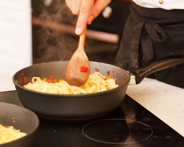 Chef-kok op het werk — Stockfoto