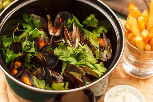 Cozze con patatine fritte — Foto Stock