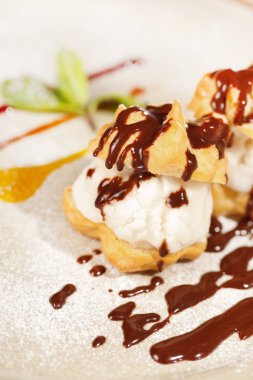 Dondurmalı profiterol.