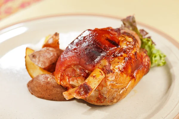 Roasted pork knuckle with potatoes — Stock Photo, Image