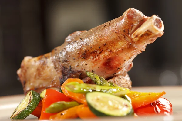 Cordero asado Chuletas con verduras —  Fotos de Stock