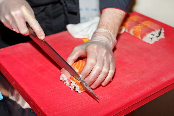 Šéfkuchař připravuje sushi v kuchyni — Stock fotografie