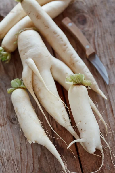 Rabanete Daikon no fundo de madeira — Fotografia de Stock