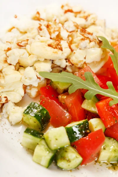 Huevos revueltos con salmón y verduras —  Fotos de Stock