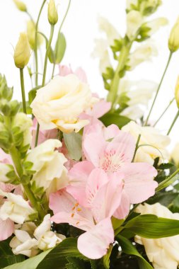 Sepette çiçekler var.