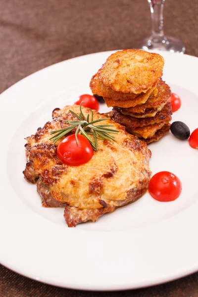 Viande avec crêpes de pommes de terre — Photo