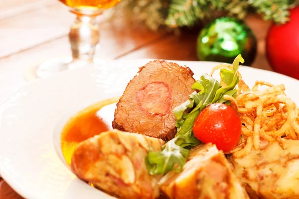 Жареное мясо на рождественском столе — стоковое фото