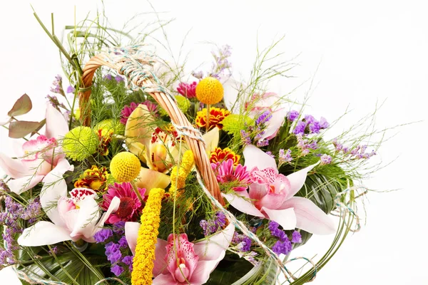 Schöne Blumen im Korb — Stockfoto