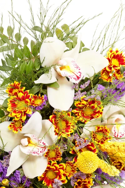Hermosas flores en la cesta —  Fotos de Stock